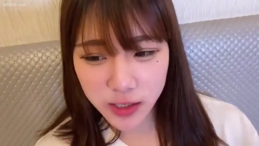 室内 · 面部 · 自然 · 特写 · 注视镜头 · 正面 · 白色衣服