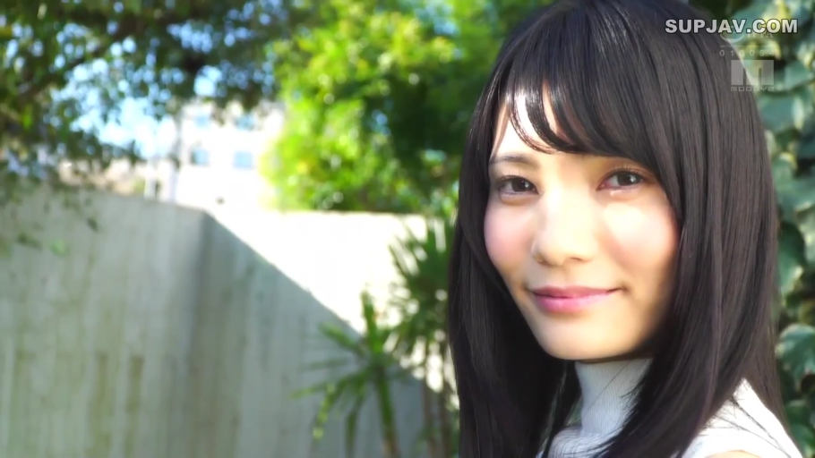 顔部のクローズアップ · 站立 · 微笑 · 注視 · 屋外 · 长发 · 白色高领衫