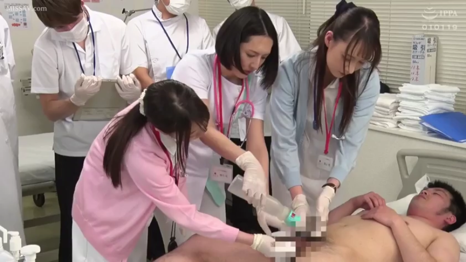 病床 · 医院 · 护士服 · 专注 · 角色扮演 · 中景 · 躺姿 · 多人医疗检查