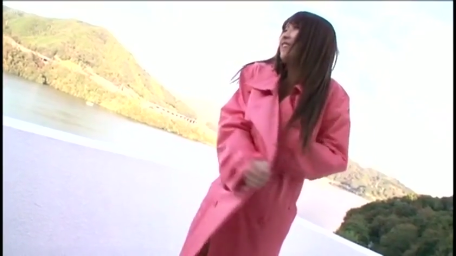 全身 · 站姿 · 微笑 · 户外 · 粉色大衣 · 拉开衣服