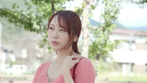 憂鬱 · 半身特寫 · 侧站 · 凝视 · 户外 · 淑女 · 粉色針織衫