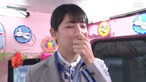 脸部特写 · 站姿 · 巴士车内 · 空姐制服