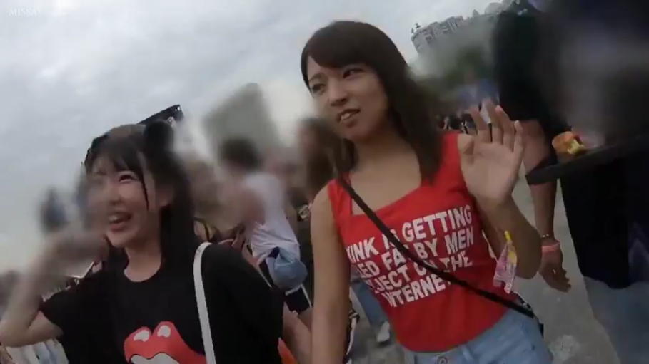 站立 · 微笑 · カジュアルウェア · 屋外 · 漫步