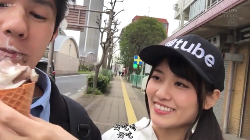 甜美 · 客厅 · 上半身 · 抱枕 · 吊带衫 · 居家氛围 · 膝枕 · 情感互动