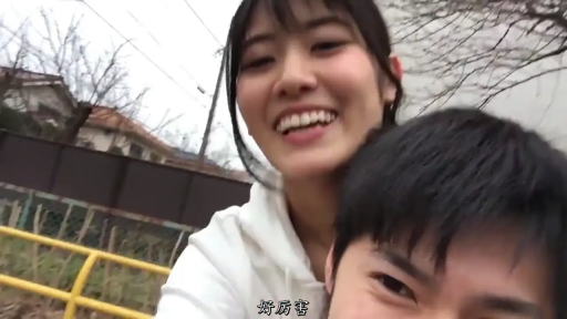 顔部のクローズアップ · 户外街道 · 親密な交流 · 輝く笑顔 · 无道具 · 白いフード付きスウェット · 背负姿势 · 生活化自拍