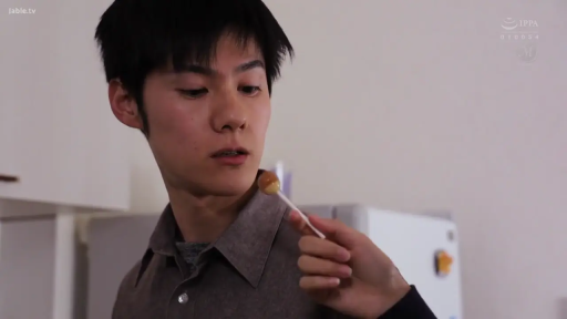 Indoor · 专注 · 面部特写 · Gaze · 侧头 · 灰色衬衫 · 棒棒糖 · 他人手部