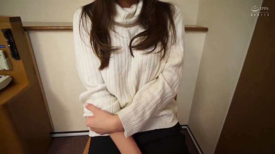 卧室 · 床铺 · 全景 · 亚洲女性 · 坐着 · 腼腆 · 盘坐 · 白色卫衣黑丝