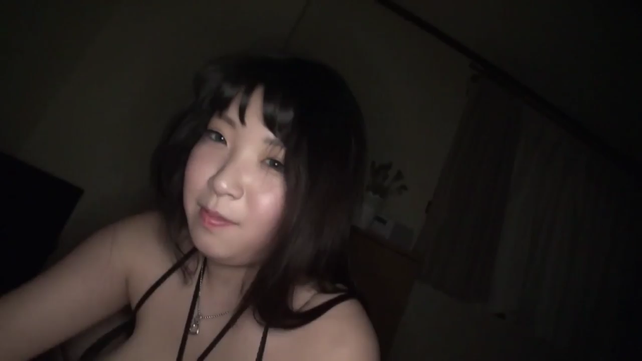 卧室 · 面部特写 · 沉浸 · 皮肤红润 · 露出大面积肌肤