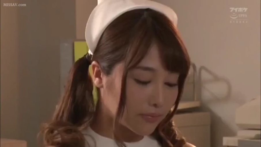 室内 · 低头 · 护士服 · 平静 · 面部特写 · 观察