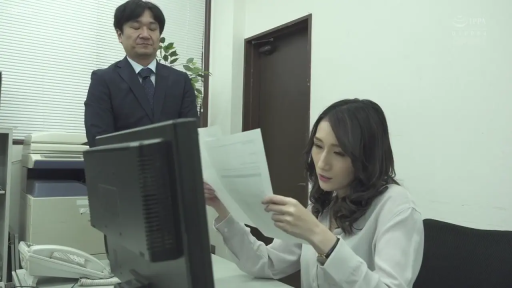 坐姿 · 专注 · 办公室 · 中景 · 电脑 · 交流 · 职场装