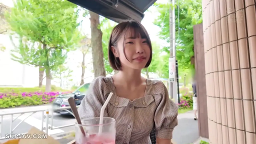 坐姿 · 微笑 · 半身 · 对视 · 短发 · 格子衫 · 饮料杯 · 户外餐厅