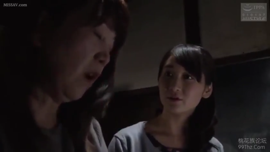 室内 · 交谈 · 脸部特写 · 站立 · 痛苦 · 休闲服 · 熟女