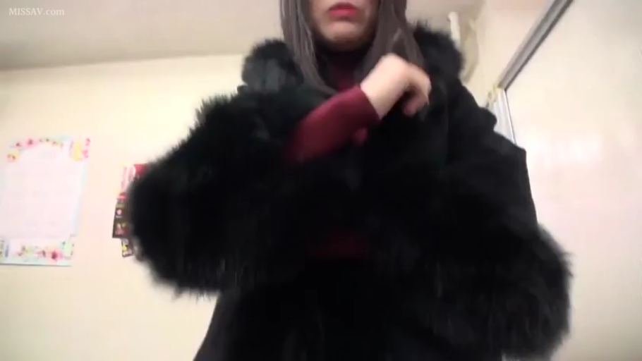 室内 · 站立 · 上半身特写 · 长发 · 脱衣 · 冷淡 · 挂历 · 黑色毛领大衣