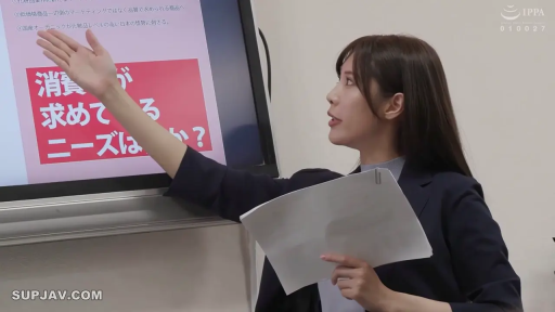 专注 · 办公室 · 站姿 · 半身 · 职业装 · 日本AV · 电子屏幕 · 讲解