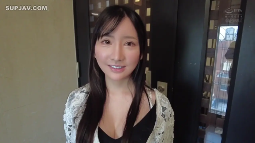 At the door · 单人 · 面部 · Standing Posture · Smile · Gaze · Door · Lace jacket