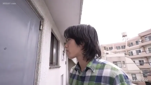 格子衬衫 · 严肃 · 站立 · 男性 · 门 · 公寓走廊 · 侧身中景 · 观望