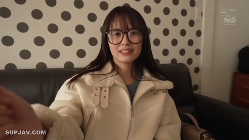 Indoor · Sitting Posture · Smile · Half-body close-up · Gaze · Black-rimmed glasses · 白色皮草外套 · 波点背景