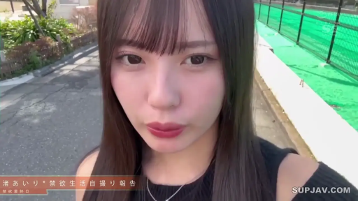 Close-up of the face · 自然 · Necklace · Gaze · Outdoor · 自拍 · 黑色背心