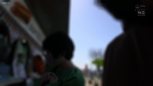 站立 · 全景 · 户外 · 模糊 · 绿色上衣 · 素人 · 走动