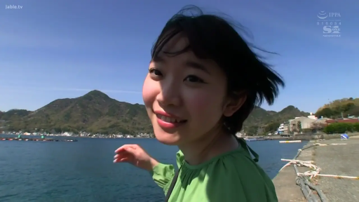 脸部特写 · 回眸 · 绿色上衣 · 户外海边