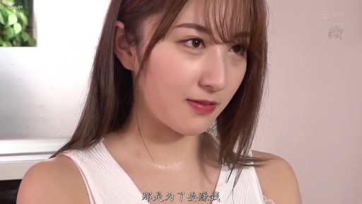 室內 · 面部特寫 · 注视前方 · 白色背心 · 沉穩 · 微侧身