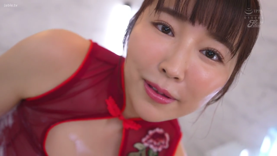 室内 · 俯身 · 脸部特写 · 凝视 · 柔和 · 齐刘海 · 红色透视旗袍