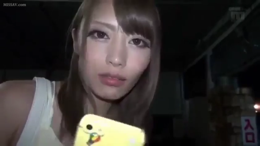 室内 · 俯身 · 脸部特写 · 白色背心 · 注视 · 手机 · 无表情 · 弱光