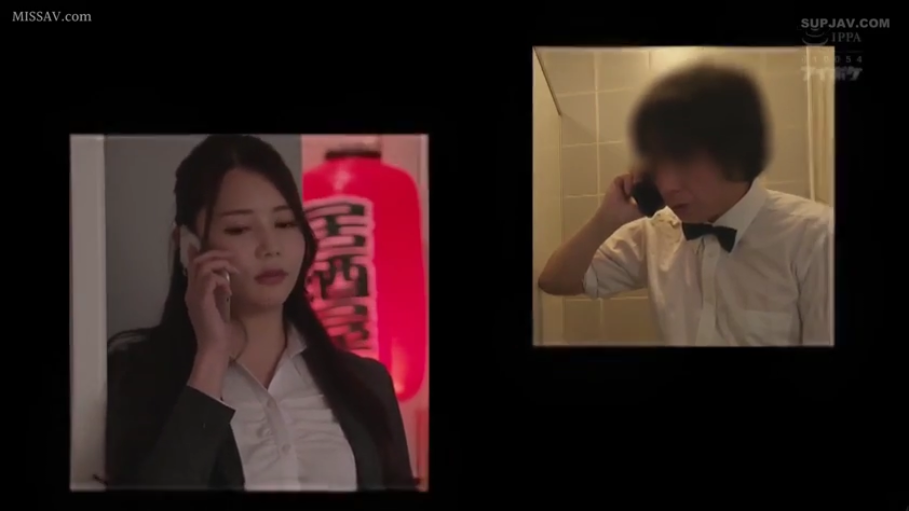 室内 · 严肃 · 站立 · 中景 · 职业装 · 手机 · 打电话 · 分屏