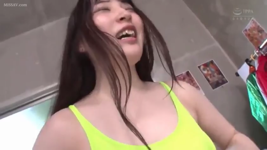 室内 · 跨坐位 · 性行为 · 中景 · 半裸 · 大笑 · 洗体