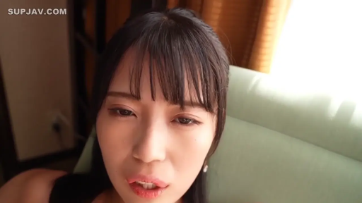 室内 · 俯身 · 脸部 · 迷离 · 凝视 · 黑色吊带 · 齐刘海