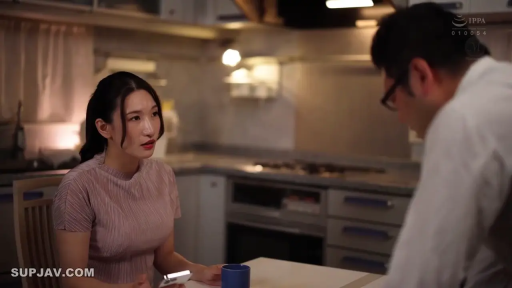 室内 · 交谈 · 担忧 · 面部 · 厨房 · 水杯 · 对坐 · 粉色褶皱上衣