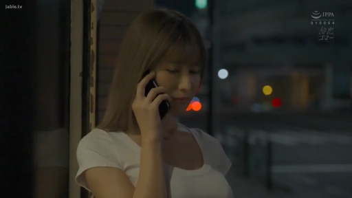 站立 · 平静 · 手机 · 上半身 · 打电话 · 夜景 · 白色T恤 · 户外街头