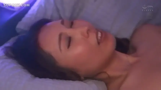 脸部特写 · 全裸 · 枕头 · 躺卧 · 卧室床上 · 性交中 · 特写画面 · 高潮销魂