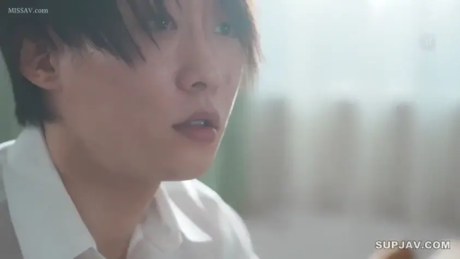 室内 · 脸部特写 · 白色衬衫 · 凝视 · 短发 · 惊讶 · 侧位