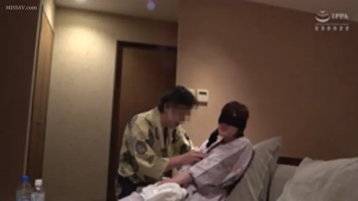 Sitting Posture · Medium shot · Hotel room · 眼罩 · Flirting · 浴衣 · Japanese AV · Blindfolded