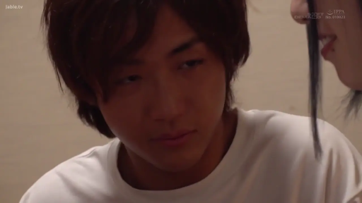 室内 · 脸部 · 专注 · 剧情 · 交流 · 白色T恤 · 面对面