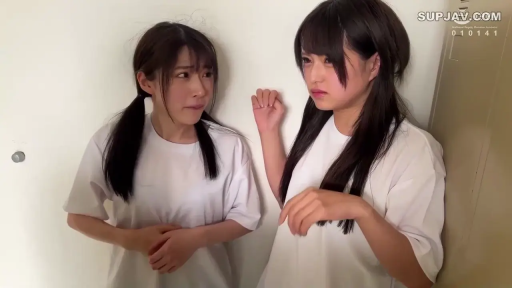 中景 · 更衣室 · 储物柜 · 二人 · 站立靠墙 · 恐怖 · 白色宽松T恤 · 胆怯