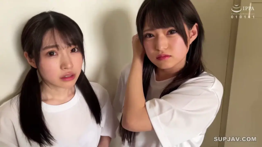 室内 · 委屈 · 站姿 · 半身特写 · 凝视 · 双人 · 白色T恤