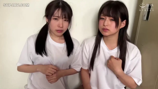 站立 · 羞涩 · 否 · 更衣室 · 储物柜 · 双人 · 白色T恤 · 依靠