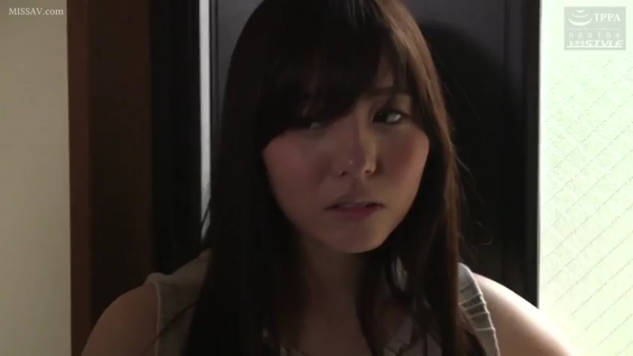 室内 · 忧郁 · 站姿 · 面部特写 · 凝视 · 浅色上衣 · 亚洲