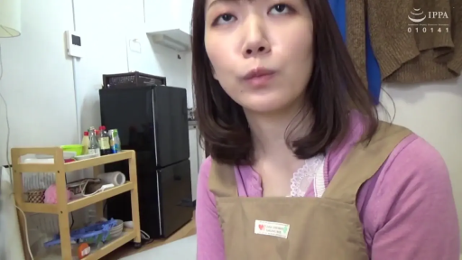 抬腿 · 中景 · 餐桌椅 · 局部打码 · 白色裹身衫 · 室内客厅 · 甜美微笑 · 足交行为