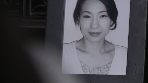 室内 · 白色上衣 · 静态展示 · 相框 · 端正坐姿 · 柔和微笑 · 肖像特写 · 黑白相片