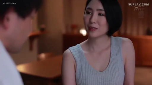 座り姿勢 · 会話 · 中景 · ライトブルーのニットベスト · ショートヘア · 室内リビング · 温柔微笑