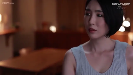 室內 · 坐姿 · 憂鬱 · 面部特寫 · 凝视 · 短发 · 針織背心