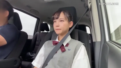 坐姿 · 忧郁 · 校服 · 上半身 · 乘车 · 车内 · 清纯 · 安全带