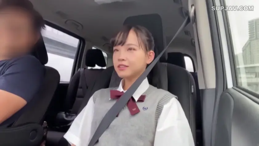 坐姿 · 红色领结 · 中景 · 微笑 · 乘车 · 车内 · 亚洲女性 · 安全带