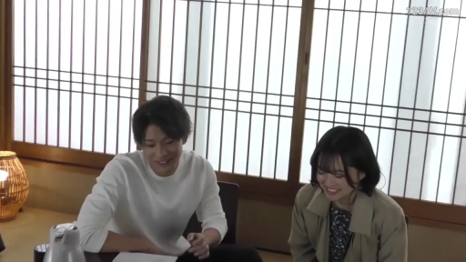 坐姿 · 交谈 · 中景 · 多人 · 茶杯 · 浅色风衣 · 开心 · 日式和室