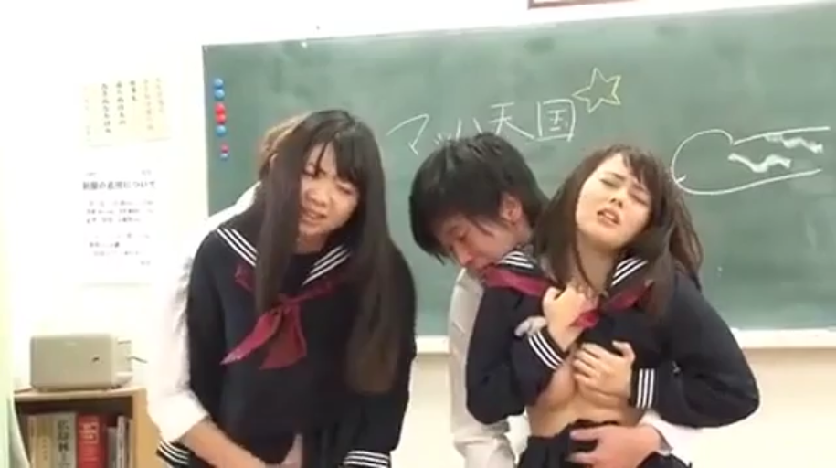 教室 · 中景 · 站姿 · 多人 · 痛苦 · 黑板 · 水手服 · 揉胸