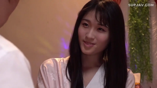 室内 · 坐姿 · 脸部特写 · 微笑 · 对视 · 长发 · 浴袍 · 背景绿植