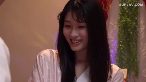 室内 · 坐姿 · 交谈 · 面部特写 · 绿植 · 甜美微笑 · 黑长直 · 粉色和服式睡衣